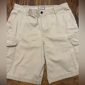 Izod cargo shorts 32